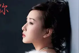 爱到深处情不由己，想到深处心孤独，爱着想着，想到心疼时泪涟涟图片