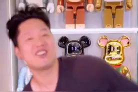 凌潇肃夫妇罕合体，唐一菲美艳似贵妇，身后一墙塑料玩具抵套房？图片