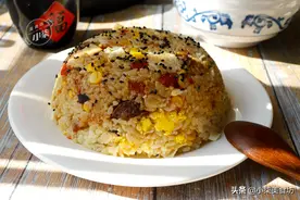 大米别直接蒸了，打3个鸡蛋，老保姆拿手绝活，过年就要这样吃图片