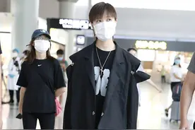 李宇春真是放得开，直接穿“安全裤”走机场，配西装意外时髦显高图片