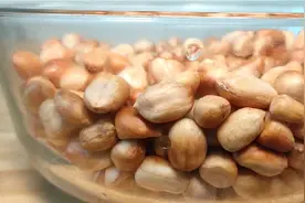 花生米酥脆的做法，千万不要油炸，试试这样做，放一个月还酥脆图片