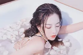 浴缸美女吊带睡衣湿身诱惑写真图片