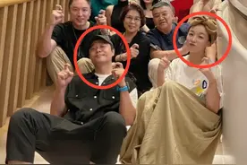 陈思诚稳坐同学聚会C位！李光洁携妻女站最后，网友：靳东没来？图片