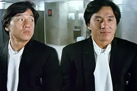 两兄弟厕所偶遇，俩人对视还以为是在照镜子，结果搞笑了视频封面