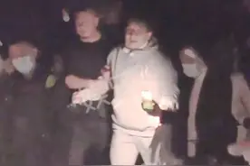 杨坤酒吧庆生排场大，成龙深夜赶来被搀扶，冯小刚醉酒走路都摇晃图片