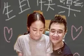 42岁林嘉欣与老公罕见同框，坐其大腿相互依偎，手捧蛋糕好甜蜜图片