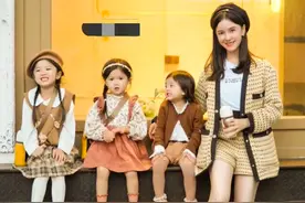 25岁网红拼四胎惹争议，3个女儿从小当童模养家，网友喊话求封禁图片