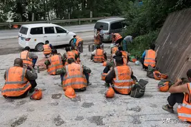 西北的农民工到西南铁路工地打工，坐在地上用午餐吃得津津有味图片