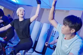 凤凰传奇玲花晒与曾毅健身照，大秀凹凸身材！41岁曾毅肌肉更明显图片