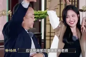72岁王刚跳女团舞，头发花白皮肤松弛，三婚娶小20岁老婆60岁得子图片