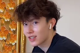 “齐妃”晒儿子健身照，五官优越身形健硕，堪称星二代颜值TOP图片