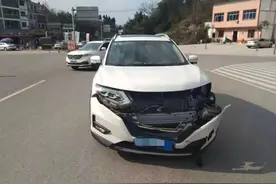 江津蔡家：越野车无视让行标线冲入主路撞上皮卡车。遇到这些标志标线请一定要减速！图片