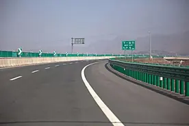 成雅高速、成乐高速有实施临时交通管制，请注意绕行！图片