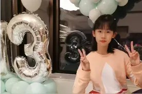 陆毅大女儿贝儿颜值真高！穿家居服自带超模范，大长腿藏都藏不住图片