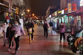 天津市小白楼意式风情街与朗香街夜景图片