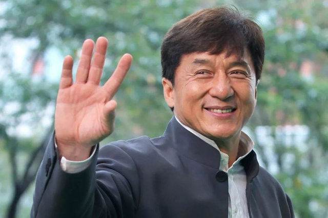 曾有人问成龙身价多少？他笑而不语：“一定没马云多，但也不少”