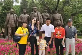 林丹一家六口出游，夫妻俩表情淡漠，4岁儿子已长到爸爸腰图片