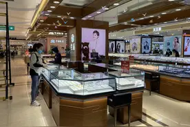金价每克较去年最高降了1百多元！当前适合投资吗？专业人士：盲目“抄底”不合适图片
