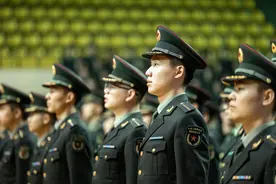 荣光时刻！国防科大2000余名直读研究生授衔图片