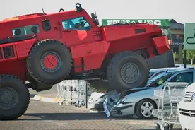 不可阻挡的“陆地航母”，南非派拉蒙“掠夺者”防雷装甲车图片