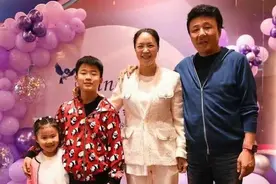 感动！王楠10岁儿子为国乒效力：在赛场给大家捡球，助力奥运备战图片