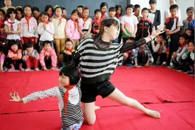 因车祸让不幸女孩儿失去双腿，她却坚强的活出了不一样的人生图片