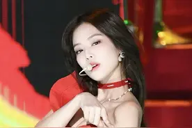 JENNIE红玫瑰照片合集，直角肩太适合这件衣服了图片