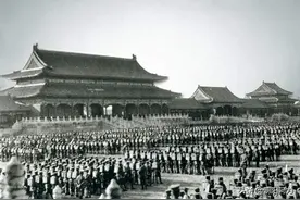 裹小脚、脖子上吊铜钱：1917-1919年中国图片