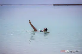 以色列著名景点死海，世界最咸的湖，没有动植物，游客下湖得谨慎图片