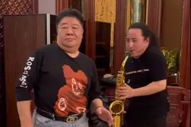 57岁刘金山现身酒局，挺肚腩热舞引担忧，曾因喝酒得病三次病危图片