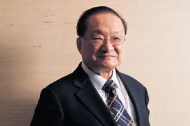 金庸：长子跳楼身亡，第二任妻子病危无人送终，他却与新欢喜结良缘图片