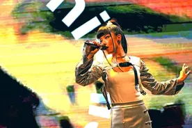 与范晓萱同样能折腾，这位女歌手展现电子歌姬的V4.0版本图片
