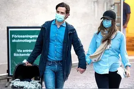 瑞典索菲亚王妃随便生了个第三胎，牛仔休闲情侣装拎着菜篮就出院图片