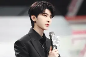 蔡徐坤 你的眼中藏有万千星辰图片