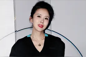 颜丹晨气质在根本不用扮嫩，穿露腰西装配半身裙，高级又气质图片