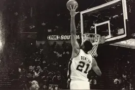NBA最接近摸篮板上沿的4大球星，霍华德差14cm图片