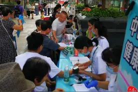 牙缝变大、总塞牙，年纪轻轻也可能患牙周病图片