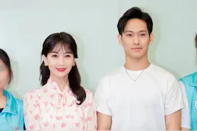 赵雅芝罕晒34岁小儿子，遗传母亲高颜值，出道获力捧仍不温不火？图片