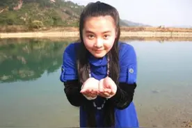 她小时候比杨紫还红，如今过的怎么样？图片