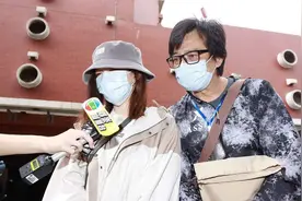 黄日华与女儿现身办理妻子后事，眼噙热泪让人心疼，透露太太遗愿图片
