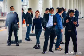 乘坐高铁出门，是我国大部分人选择的交通方式，原来途中还能抽烟图片