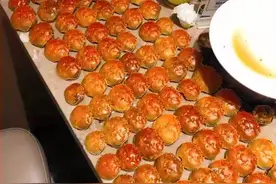 安徽6女孩吃自助餐，154只螃蟹壳铺满一桌“给年轻的老板上一课”图片