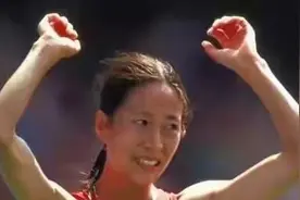 王丽萍夺金无人祝贺，绕场一圈没国旗，教练提前离去，默默流泪图片