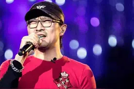 汪峰为什么总戴着黑帽子？张韶涵送礼物，暴露了他的小秘密图片