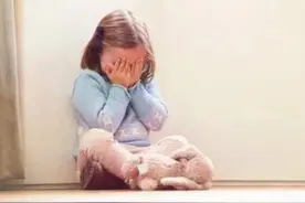 “尿床羞不羞？”孩子出现“倒退行为”，妈妈的反应是关键图片