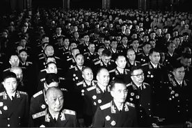 1955年，3000名老红军无法被授予军衔，毛主席：一律授予少校军衔图片