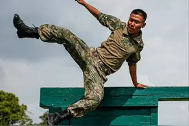 解放军穿星空迷彩蛙服高原练体能：排汗还阻燃 战狼都爱穿图片