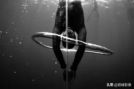 凭借这张黑白照片竟然连获两个奖项！黑白街拍，到底有什么魅力？图片