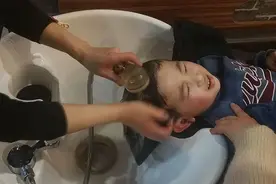 那些年妈妈给洗的头，过程太不美好了！洗头，明明可以很温柔图片