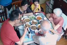 上海一家五口三代同堂，挤在86㎡老房，杂物堆般的家改成温馨三室图片